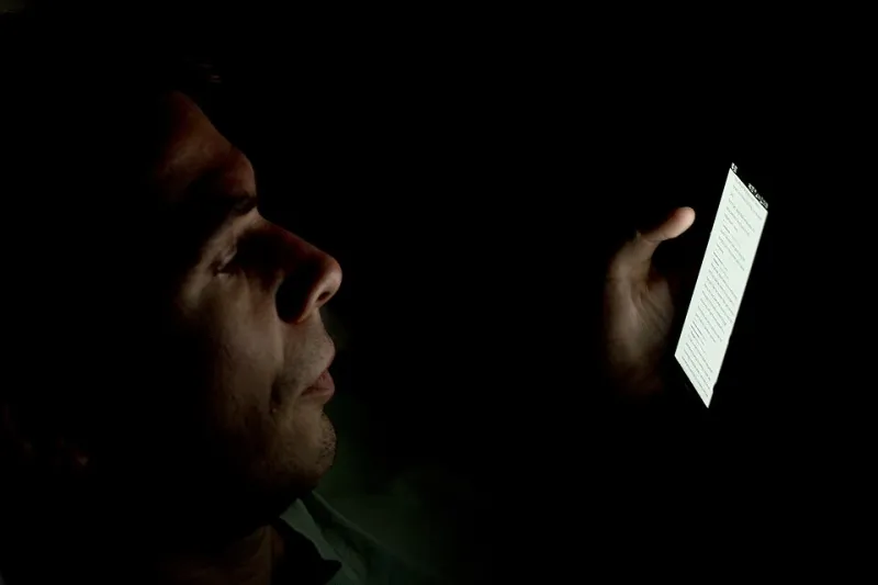 Tired and Tapping: What Really Happens to Aussie Players Who Gamble Past Midnight